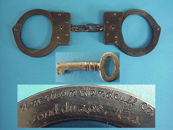 US WWII, Handcuffs American Handcuff Co. One key, very good condition