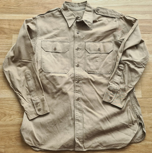 U.S. WWII Officer's Khaki Shade M1 Shirt original Size 15/33 . Its a good Shirt in really good condi