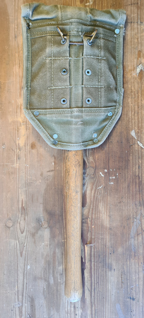 U.S. WWII Entrenching Tool Folding Shovel with Cover in good condition ! What you see is what you ge