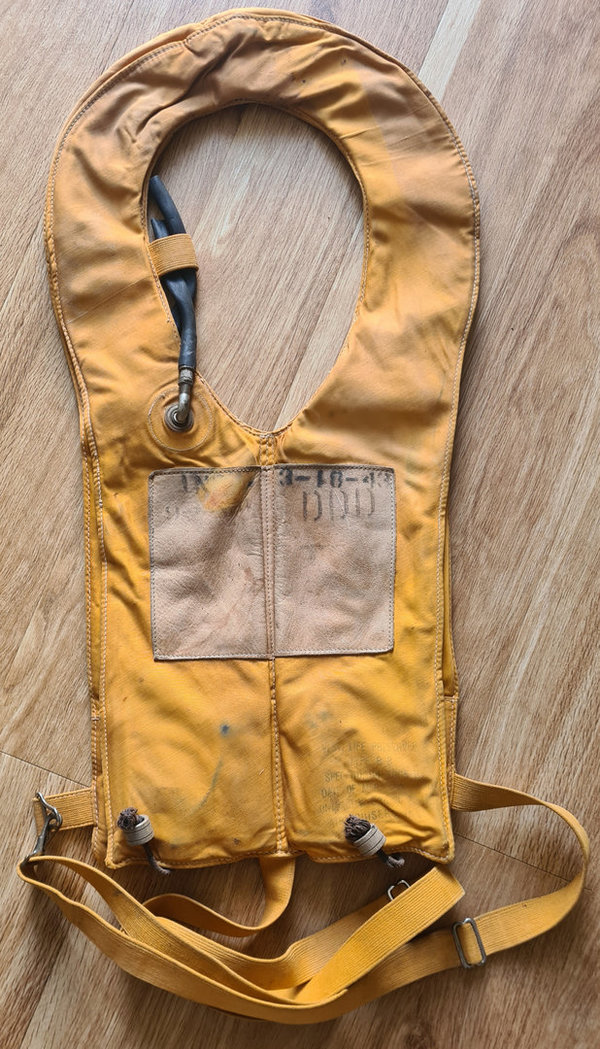 U.S. WWII Paratrooper USAAF Life Preserver Vest B4 "Mae Vest" in good Condition ! Dated 1941