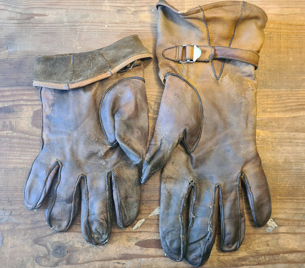 U.S. WWII Paratrooper Leather Gloves from The Quartermaster himself in good condition ! Size 10