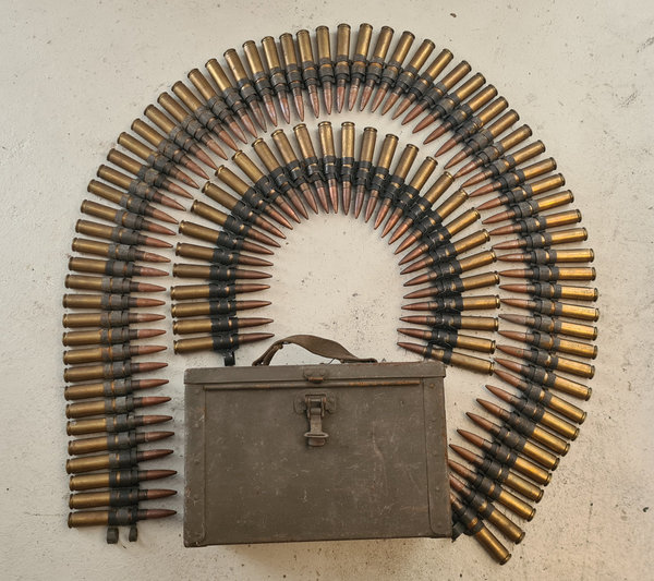 U.S. WWII Cal.50 Ammunition Box 1st model with 100 rounds deactivated Catriges in metal Belt