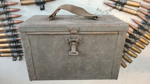 U.S. WWII Cal.50 Ammunition Box 1st model with 100 rounds deactivated Catriges in metal Belt