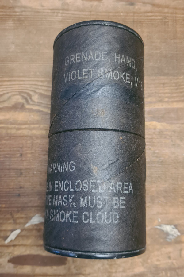 U.S. WWII Hand Grenade Smoke violet M18 Container in good Condition