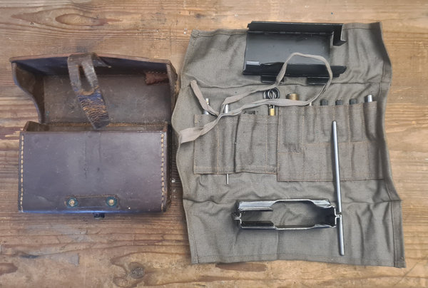 U.S. WWII Cal. 30 Machine Gun Cleaning Kit complete in Leatherpouch in good Condition