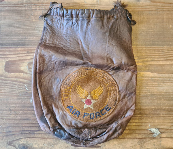 U.S. WWII Air Force Leather Pouch for personell items in good condition