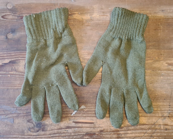 U.S. WWII Wool Gloves 5- Fingers Size Medium in near mint condition