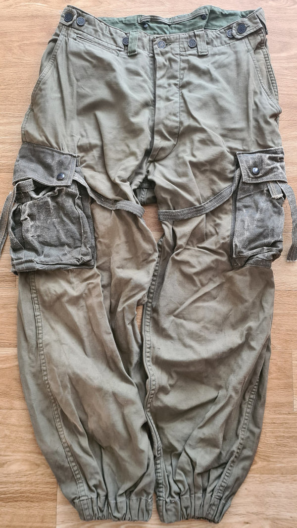 U.S. WWII M43 Paratrooper Trouser in size large Waist 44cm. Its a original Trouser