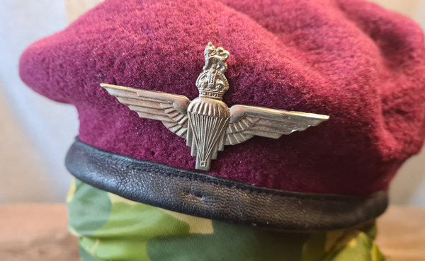 British WWII Style Beret Paratroopers with Badge in very good condition. Used by THE QUARTERMASTER
