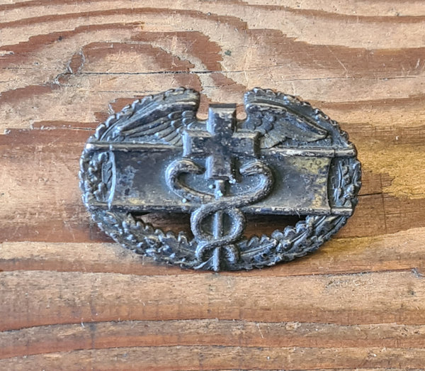 U.S. WWII original Combat Medic Badge Sterling in very good condition ! Clutch back