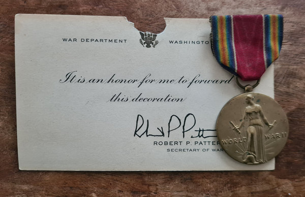 U.S. WWII original American Victory Medal in very good condition with extra Card from War De