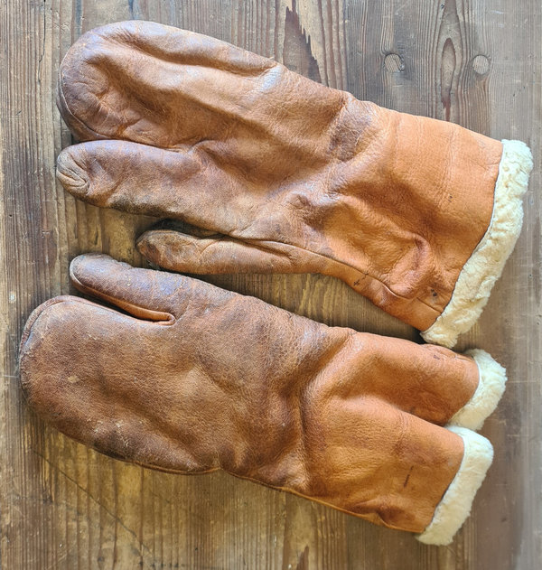U.S. WWII USAAF A-9A Leather Sheepskin Gloves in very good condition ! Size Large !