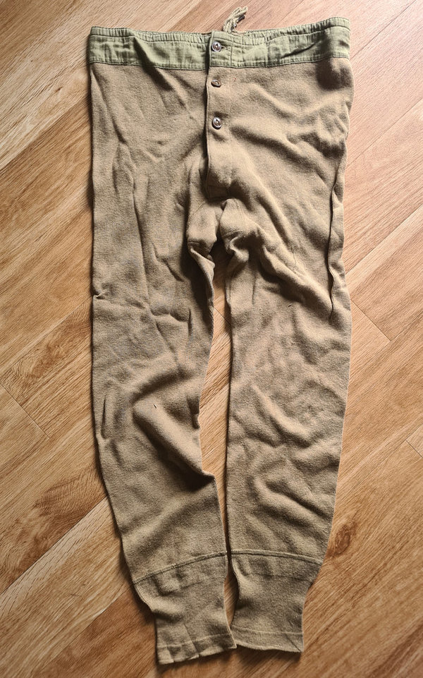 U.S. WWII Winter Drawers " Long John " in very good condition ! Size Waist 42cm and khaki-green