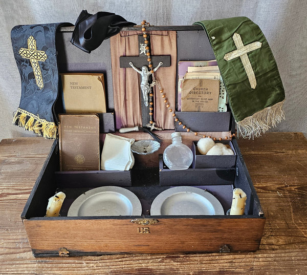 U.S. WWII Chaplains Set in top condition .Its a big complete Set with named Paperwork & bible