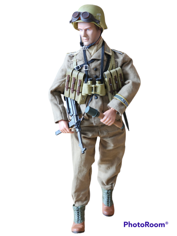 German WWII Soldier model "Africa Corps" The figure is complete with all Parts incl. a MP 40.