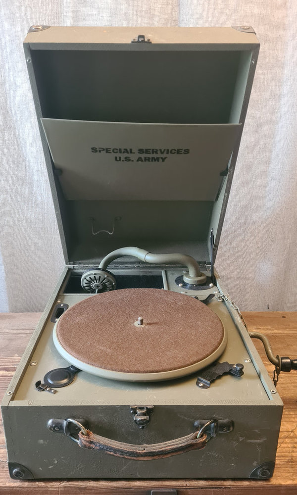 U.S. WWII Officers private purchased Phonograph in very good condition. Very hard to find item.