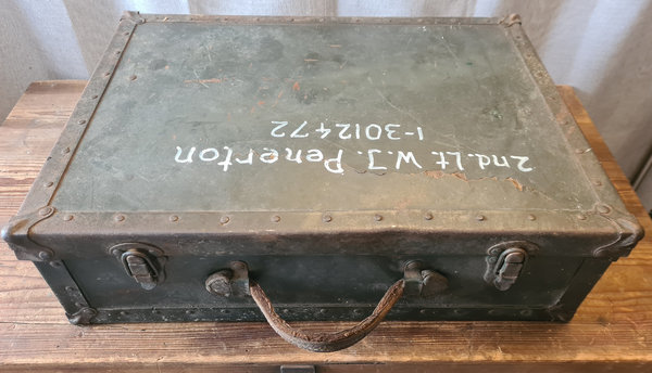 U.S. WWII original Officers small suitcase. Nice piece for storage your stuff