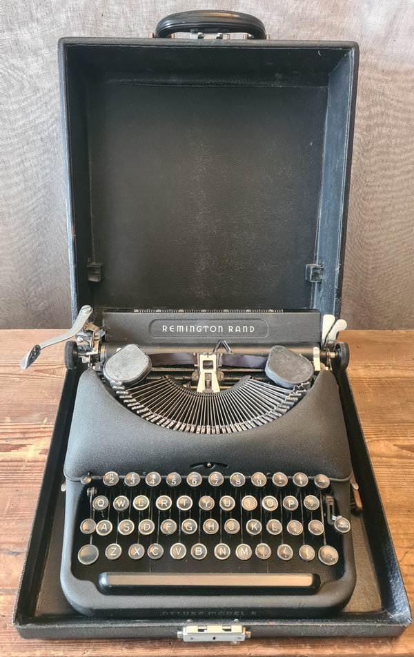 U.S. WWII Era original Remington Typewriter Model 5 RAND Deluxe . Its in really Top Condition
