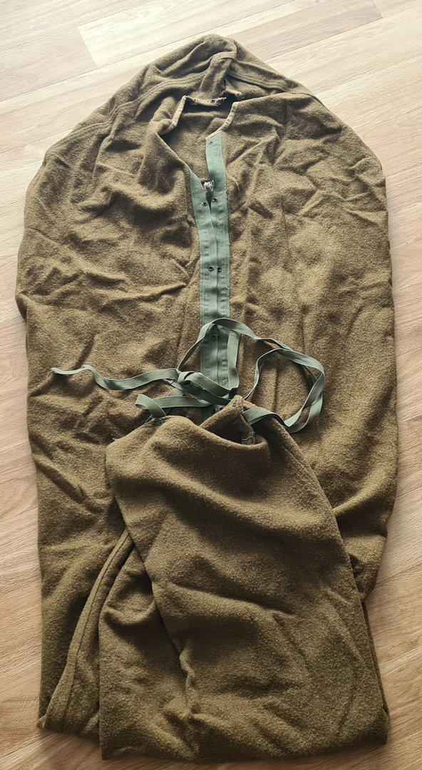 U.S. WWII Wool Sleeping Bag original in top condition ! Zipper is working and straps are present