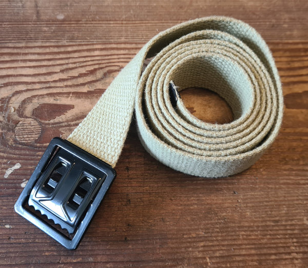 U.S. WWII Repro Enlisted Man Trouser belt in mint condition and khaki. Lenght 109cm