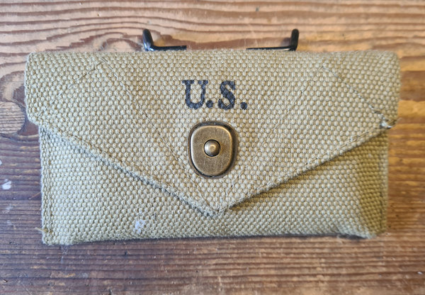 U.S. WWII repro 1st aid pouch Khaki in mint condition . Marked with SEMS 1942