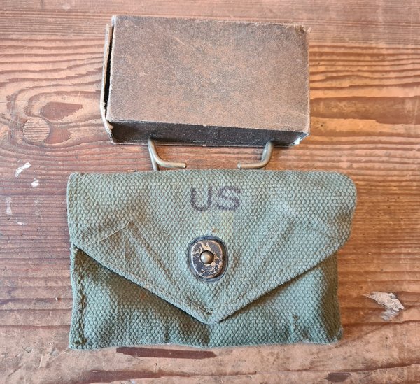U.S. WWII genuine First Aid Pouch M-1942 with 1st Aid Carlisle full unopened in Top condition