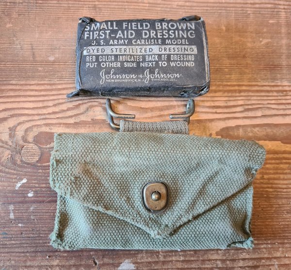 U.S. WWII genuine First Aid Pouch M-1942 with 1st Aid Carlisle full unopened in Top condition