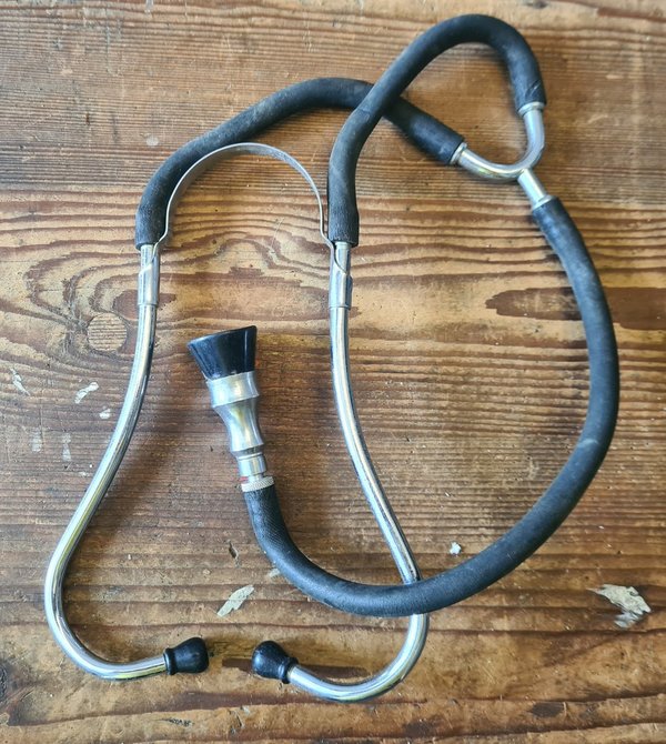 U.S. WWII Era genuine Doctor's / Medic Stethoscope in very good condition.