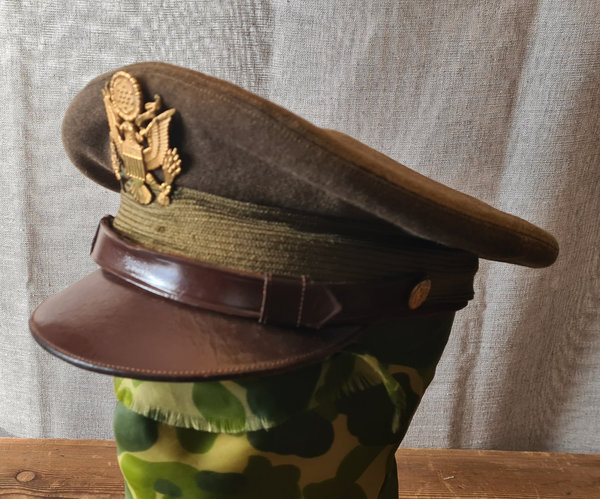 U.S. WWII genuine Officers Service Visor Hat in size 7 1/8 & in good condition.