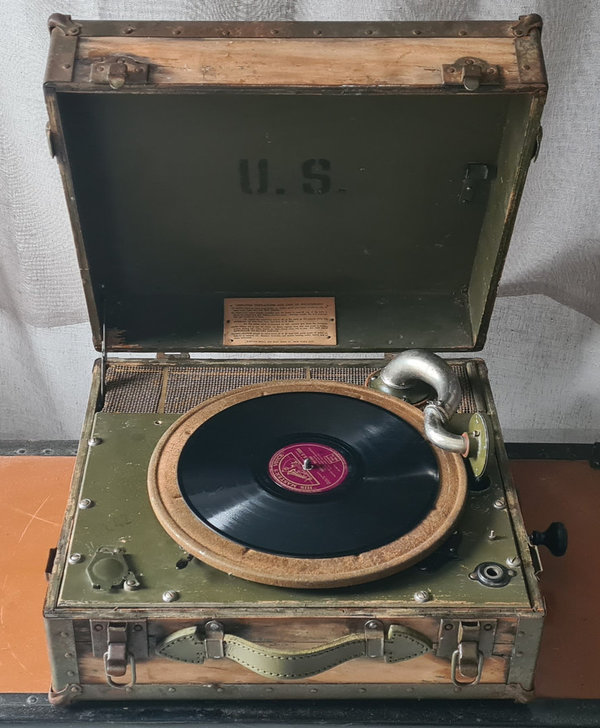 U.S. WWII genuine Phonograph Grammophon Special Services U.S. Army in top working condition.